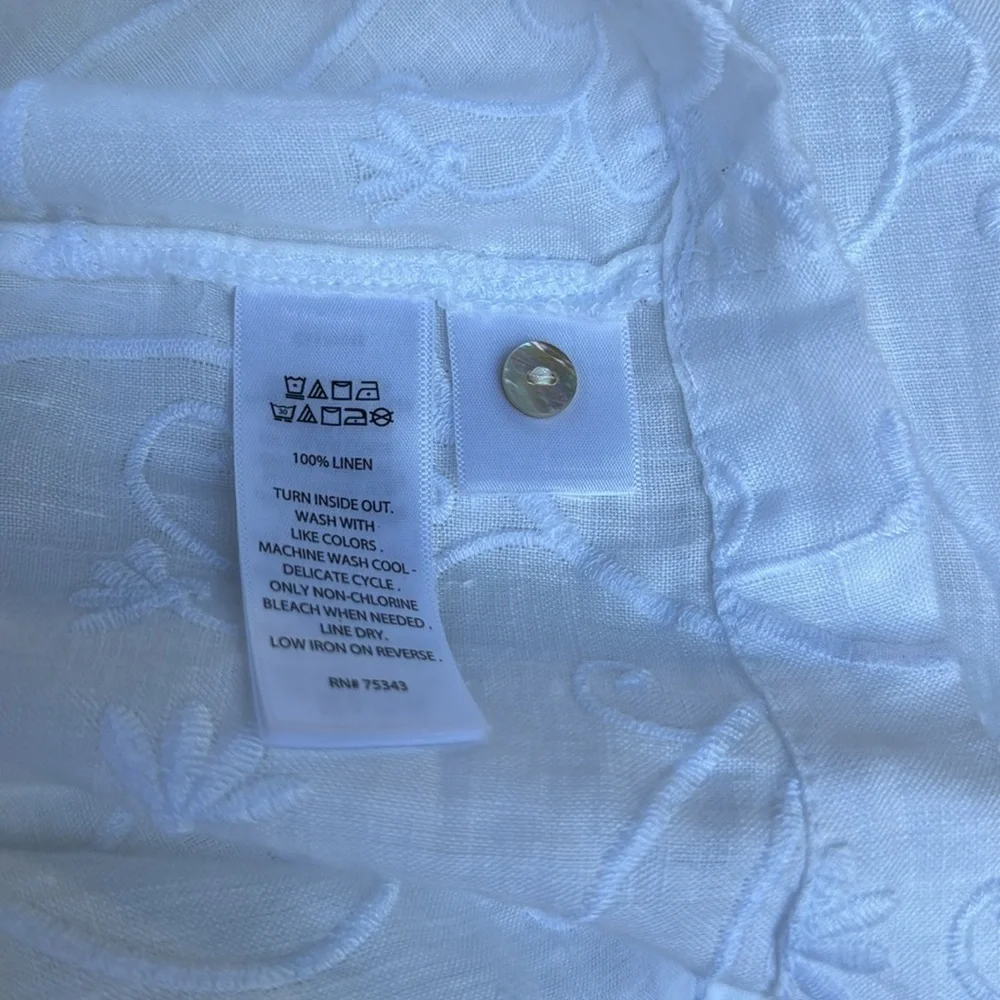 St. Tropez white linen embroider split neckline tuxedo pleated tunic. New. Small